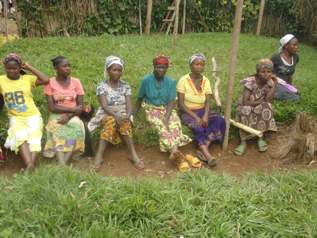 Die M&uuml;tter warten auf die Auszahlung ....