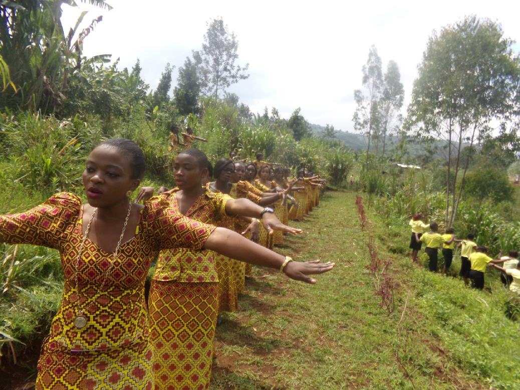 Tanz zur � Hymne � des Foyer de Paix !