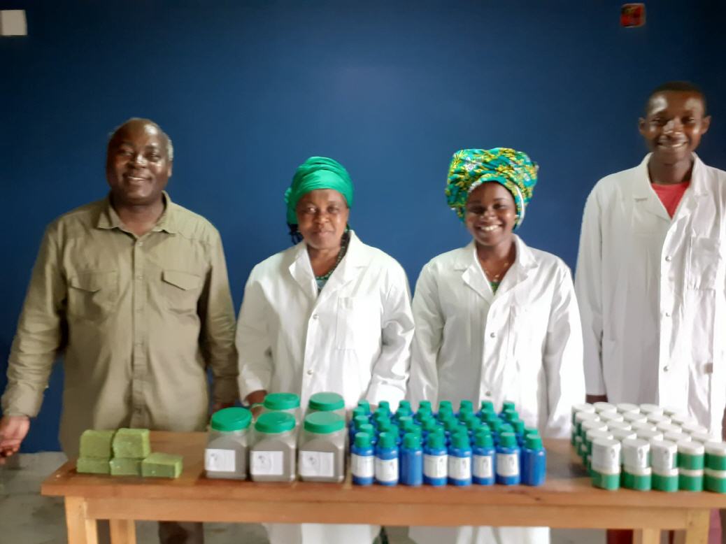 P. Roger mit den Fachpersonen